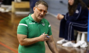 &Kappa;&alpha;&mu;&pi;&epsilon;&rho;ί&delta;&eta;&sigmaf;: &laquo;&Delta;&epsilon;&nu; &upsilon;&pi;&omicron;&tau;&iota;&mu;&omicron;ύ&mu;&epsilon; &kappa;&alpha;&nu;έ&nu;&alpha;&nu;&raquo;