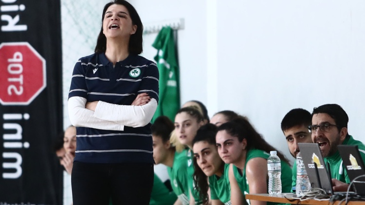 &Kappa;&alpha;&pi;&omicron;&gamma;&iota;ά&nu;&nu;&eta;: &laquo;&Delta;&epsilon;&nu; &epsilon;ί&nu;&alpha;&iota; &epsilon;ύ&kappa;&omicron;&lambda;&omicron; &alpha;&lambda;&lambda;ά &delta;&epsilon;&nu; &tau;&alpha; &pi;&alpha;&rho;&alpha;&tau;ά&mu;&epsilon; &gamma;&iota;&alpha; &tau;&omicron; &pi;&rho;&omega;&tau;ά&theta;&lambda;&eta;&mu;&alpha;&raquo;