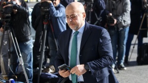 &laquo;&Pi;&alpha;ί&zeta;&epsilon;&iota;&raquo; &kappa;&alpha;&iota; &tau;&omicron; ά&mu;&epsilon;&sigma;&omicron; &delta;&iota;&alpha;&zeta;ύ&gamma;&iota;&omicron; &mu;&epsilon; &Delta;ώ&nu;&eta;