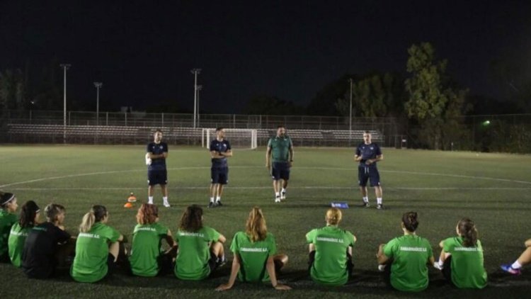 Futsal &Gamma;&upsilon;&nu;&alpha;&iota;&kappa;ώ&nu;: &Tau;&omicron; &pi;&rho;ό&gamma;&rho;&alpha;&mu;&mu;&alpha; &sigma;&tau;&omicron; &pi;&rho;&omega;&tau;ά&theta;&lambda;&eta;&mu;&alpha; &kappa;&alpha;&iota; &omicron; &alpha;&nu;&tau;ί&pi;&alpha;&lambda;&omicron;&sigmaf; &sigma;&tau;&omicron; &Kappa;ύ&pi;&epsilon;&lambda;&lambda;&omicron;