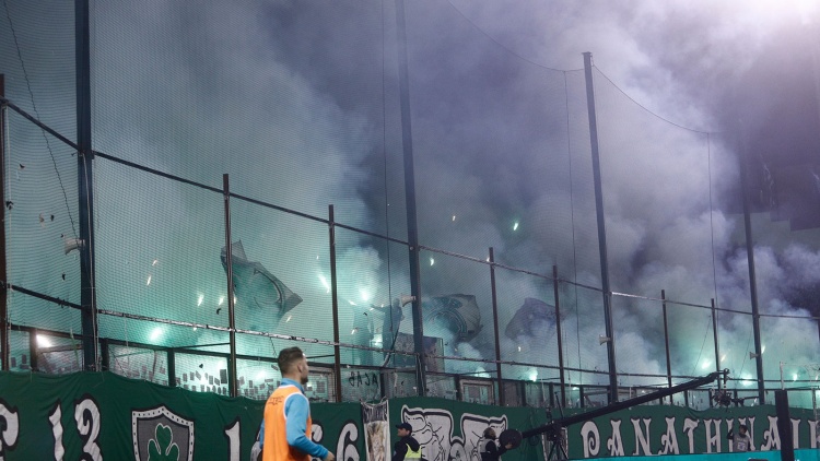 &Pi;&alpha;&nu;&alpha;&theta;&eta;&nu;&alpha;ϊ&kappa;ό&sigmaf;: &laquo;&Pi;&omicron;&lambda;ύ &alpha;&upsilon;&sigma;&tau;&eta;&rho;ή &eta; UEFA, &mu;&eta; &beta;ά&lambda;&omicron;&upsilon;&mu;&epsilon; &sigma;&epsilon; &kappa;ί&nu;&delta;&upsilon;&nu;&omicron; &tau;&omicron; &sigma;&pi;ί&tau;&iota; &mu;&alpha;&sigmaf;&raquo;