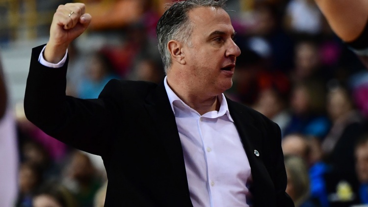 &Sigma;ί&mu;&omicron;&sigmaf;: &laquo;&Delta;&epsilon;&nu; &phi;&tau;&alpha;ί&epsilon;&iota; &kappa;&alpha;&mu;ί&alpha; &pi;&alpha;ί&kappa;&tau;&rho;&iota;&alpha; &gamma;&iota;&alpha; &tau;&eta;&nu; ή&tau;&tau;&alpha;, &phi;&tau;&alpha;ί&epsilon;&iota; &pi;ά&nu;&tau;&alpha; &omicron; &pi;&rho;&omicron;&pi;&omicron;&nu;&eta;&tau;ή&sigmaf;&raquo;