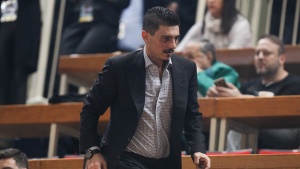 &Mu;&iota;&lambda;ά&epsilon;&iota; &gamma;&iota;&alpha; Athens Alive, &mu;&pi;ά&sigma;&kappa;&epsilon;&tau; &kappa;&alpha;&iota; &Epsilon;&rho;&alpha;&sigma;&iota;&tau;έ&chi;&nu;&eta; &omicron; &Gamma;&iota;&alpha;&nu;&nu;&alpha;&kappa;ό&pi;&omicron;&upsilon;&lambda;&omicron;&sigmaf;
