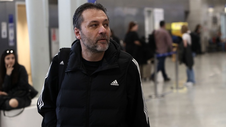 &Sigma;&epsilon;&rho;έ&lambda;&eta;&sigmaf;: &laquo;&Pi;&rho;έ&pi;&epsilon;&iota; &nu;&alpha; &epsilon;ί&mu;&alpha;&sigma;&tau;&epsilon; έ&tau;&omicron;&iota;&mu;&omicron;&iota; &nu;&alpha; &pi;&alpha;ί&xi;&omicron;&upsilon;&mu;&epsilon; έ&nu;&alpha; &sigma;&kappa;&lambda;&eta;&rho;ό &pi;&alpha;&iota;&chi;&nu;ί&delta;&iota;&raquo;