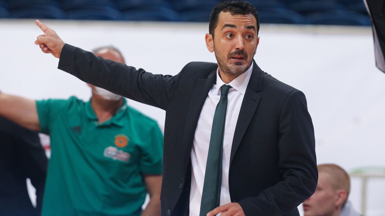 &Beta;ό&beta;&omicron;&rho;&alpha;&sigmaf;: &laquo;&Pi;&alpha;ί&zeta;&omicron;&upsilon;&mu;&epsilon; &gamma;&iota;&alpha; &tau;&eta; &nu;ί&kappa;&eta;, &delta;&epsilon;&nu; &psi;ά&chi;&nu;&omicron;&upsilon;&mu;&epsilon; &delta;&iota;&kappa;&alpha;&iota;&omicron;&lambda;&omicron;&gamma;ί&epsilon;&sigmaf;&raquo;