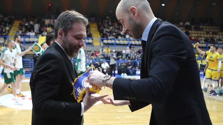 &Sigma;&epsilon;&rho;έ&lambda;&eta;&sigmaf;: &laquo;&Theta;&alpha; &epsilon;ί&mu;&alpha;&sigma;&tau;&epsilon; &delta;&iota;&alpha;&phi;&omicron;&rho;&epsilon;&tau;&iota;&kappa;&omicron;ί &sigma;&tau;&alpha; Play Offs&raquo;
