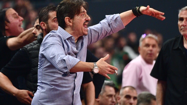Έ&nu;&alpha;&sigmaf; &mu;ή&nu;&alpha;&sigmaf; &tau;&iota;&mu;&omega;&rho;ί&alpha; &sigma;&tau;&omicron;&nu; &Delta;. &Gamma;&iota;&alpha;&nu;&nu;&alpha;&kappa;ό&pi;&omicron;&upsilon;&lambda;&omicron; &kappa;&alpha;&iota; &tau;&omicron;&nu; &Nu;. &Lambda;&epsilon;&pi;&epsilon;&nu;&iota;ώ&tau;&eta; - &Pi;&rho;ό&sigma;&tau;&iota;&mu;&omicron; &sigma;&tau;&omicron;&nu; &Pi;&alpha;&nu;&alpha;&theta;&eta;&nu;&alpha;ϊ&kappa;ό &kappa;&alpha;&iota; &tau;&omicron;&nu; &Mu;&pi;&alpha;&rho;&tau;&zeta;ώ&kappa;&alpha;