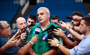 &Pi;&epsilon;&delta;&omicron;&upsilon;&lambda;ά&kappa;&eta;&sigmaf;: &laquo;&Sigma;&tau;ό&chi;&omicron;&sigmaf; &tau;&alpha; &pi;&lambda;έ&iota; &omicron;&phi;, &delta;&epsilon;&nu; &upsilon;&pi;ά&rho;&chi;&epsilon;&iota; Έ&lambda;&lambda;&eta;&nu;&alpha;&sigmaf; &pi;&alpha;ί&kappa;&tau;&eta;&sigmaf; &nu;&alpha; &pi;ά&rho;&omicron;&upsilon;&mu;&epsilon;&raquo;