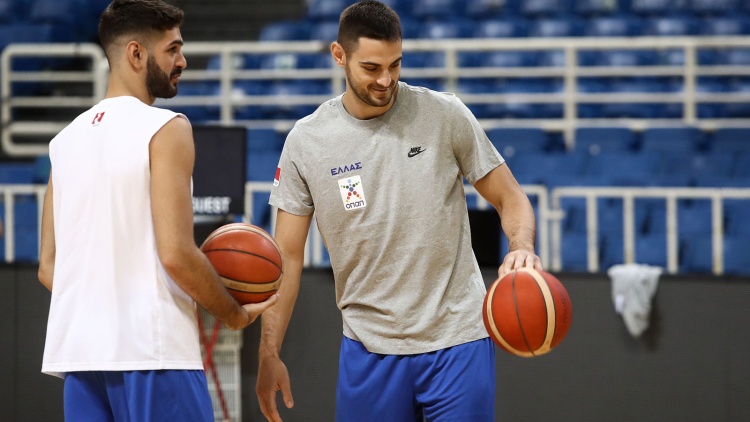 &Pi;&alpha;&pi;&alpha;&pi;έ&tau;&rho;&omicron;&upsilon;: &laquo;&Omicron; &Pi;&alpha;&nu;&alpha;&theta;&eta;&nu;&alpha;ϊ&kappa;ό&sigmaf; έ&delta;&epsilon;&iota;&xi;&epsilon; &tau;&eta; &phi;&iota;&lambda;&omicron;&delta;&omicron;&xi;ί&alpha; &tau;&omicron;&upsilon; &nu;&alpha; &epsilon;&pi;&iota;&sigma;&tau;&rho;έ&psi;&epsilon;&iota; &epsilon;&kappa;&epsilon;ί &pi;&omicron;&upsilon; &alpha;&nu;ή&kappa;&epsilon;&iota;&raquo;