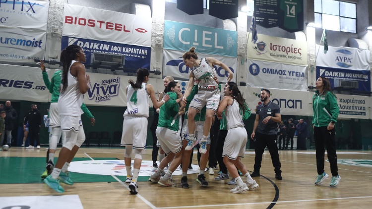 &Sigma;&tau;&omicron;&nu; &tau;&epsilon;&lambda;&iota;&kappa;ό &tau;&omicron;&upsilon; &Kappa;&upsilon;&pi;έ&lambda;&lambda;&omicron;&upsilon; &mu;&epsilon;... &pi;&epsilon;&rho;ί&pi;&alpha;&tau;&omicron; &omicron; &Pi;&alpha;&nu;&alpha;&theta;&eta;&nu;&alpha;ϊ&kappa;ό&sigmaf;!
