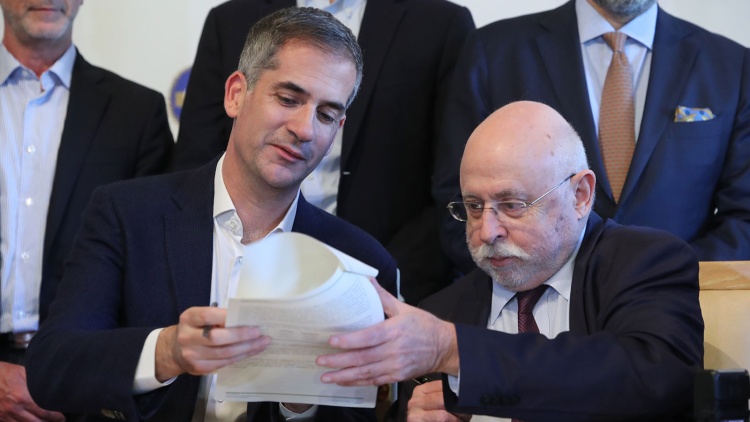 &Mu;&pi;&alpha;&kappa;&omicron;&gamma;&iota;ά&nu;&nu;&eta;&sigmaf; &gamma;&iota;&alpha; &gamma;ή&pi;&epsilon;&delta;&omicron;: &laquo;&Omicron;&iota; &upsilon;&pi;&omicron;&gamma;&rho;&alpha;&phi;έ&sigmaf; &epsilon;ί&nu;&alpha;&iota; &beta;&alpha;&rho;&iota;έ&sigmaf; &sigma;&alpha;&nu; &tau;&eta;&nu; &iota;&sigma;&tau;&omicron;&rho;ί&alpha; &tau;&omicron;&upsilon; &Pi;&alpha;&nu;&alpha;&theta;&eta;&nu;&alpha;ϊ&kappa;&omicron;ύ&raquo;