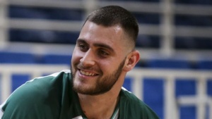 &Pi;&alpha;&pi;&alpha;&gamma;&iota;ά&nu;&nu;&eta;&sigmaf;: "&Mu;&alpha;&sigmaf; &alpha;&pi;&alpha;&sigma;&chi;&omicron;&lambda;&epsilon;ί &mu;ό&nu;&omicron; &omicron; Ά&rho;&eta;&sigmaf;"