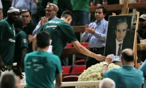 Ό&tau;&alpha;&nu; &tau;&omicron; &Omicron;&Alpha;&Kappa;&Alpha; &alpha;&pi;&omicron;&chi;&alpha;&iota;&rho;έ&tau;&eta;&sigma;&epsilon; &tau;&omicron;&nu; &Pi;&alpha;ύ&lambda;&omicron; (vid)