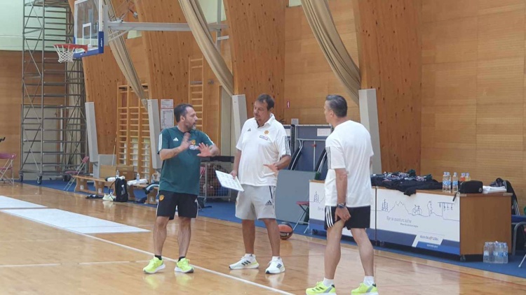 &Sigma;&upsilon;&nu;έ&chi;&iota;&sigma;&epsilon; &tau;&eta;&nu; &pi;&rho;&omicron;&epsilon;&tau;&omicron;&iota;&mu;&alpha;&sigma;ί&alpha; &tau;&omicron;&upsilon; &omicron; &Pi;&alpha;&nu;&alpha;&theta;&eta;&nu;&alpha;ϊ&kappa;ό&sigmaf; &epsilon;&nu;ό&psi;&epsilon;&iota; &kappa;&alpha;&iota; &tau;&omicron;&upsilon; &pi;&rho;ώ&tau;&omicron;&upsilon; &phi;&iota;&lambda;&iota;&kappa;&omicron;ύ (vid)