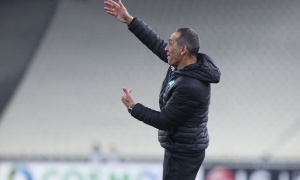 &Delta;ώ&nu;&eta;&sigmaf;: &laquo;Ή&mu;&alpha;&sigma;&tau;&alpha;&nu; &kappa;&alpha;&lambda;ύ&tau;&epsilon;&rho;&omicron;&iota;, &alpha;&lambda;&lambda;ά &delta;&epsilon; &gamma;ί&nu;&alpha;&mu;&epsilon; &alpha;&pi;&epsilon;&iota;&lambda;&eta;&tau;&iota;&kappa;&omicron;ί&raquo;