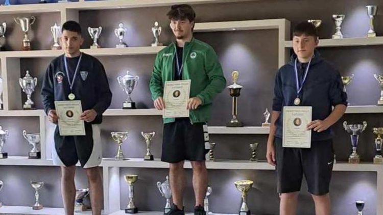 &Mu;έ&sigma;&alpha; &sigma;&tau;&alpha; &mu;&epsilon;&tau;ά&lambda;&lambda;&iota;&alpha; &omicron; &Pi;&alpha;&nu;&alpha;&theta;&eta;&nu;&alpha;ϊ&kappa;ό&sigmaf;