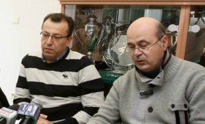 &Mu;&alpha;&lambda;&alpha;&kappa;&alpha;&tau;έ&sigmaf;: &laquo;&Sigma;&tau;&alpha;&mu;&alpha;&tau;ή&sigma;&tau;&epsilon; &nu;&alpha; &alpha;&sigma;&epsilon;&lambda;&gamma;&epsilon;ί&tau;&epsilon; &pi;ά&nu;&omega; &sigma;&tau;&omicron; &kappa;&omicron;&upsilon;&phi;ά&rho;&iota; &tau;&omicron;&upsilon; &Pi;&alpha;&nu;&alpha;&theta;&eta;&nu;&alpha;ϊ&kappa;&omicron;ύ&raquo;