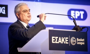 &Pi;&alpha;&pi;&alpha;&delta;ό&pi;&omicron;&upsilon;&lambda;&omicron;&sigmaf;: &laquo;&Alpha;&nu;&tau;&alpha;&gamma;&omega;&nu;&iota;&sigma;&tau;&iota;&kappa;ό &pi;&rho;&omega;&tau;ά&theta;&lambda;&eta;&mu;&alpha; &mu;&epsilon; &theta;έ&alpha;&mu;&alpha;&raquo;