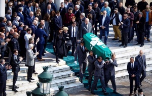 KAE &kappa;&alpha;&iota; &Epsilon;&rho;&alpha;&sigma;&iota;&tau;έ&chi;&nu;&eta;&sigmaf;: &laquo;&Alpha;&nu;&tau;ί&omicron; &alpha;&gamma;&alpha;&pi;&eta;&mu;έ&nu;&epsilon; &mu;&alpha;&sigmaf; &Theta;&alpha;&nu;ά&sigma;&eta;&hellip;&raquo;