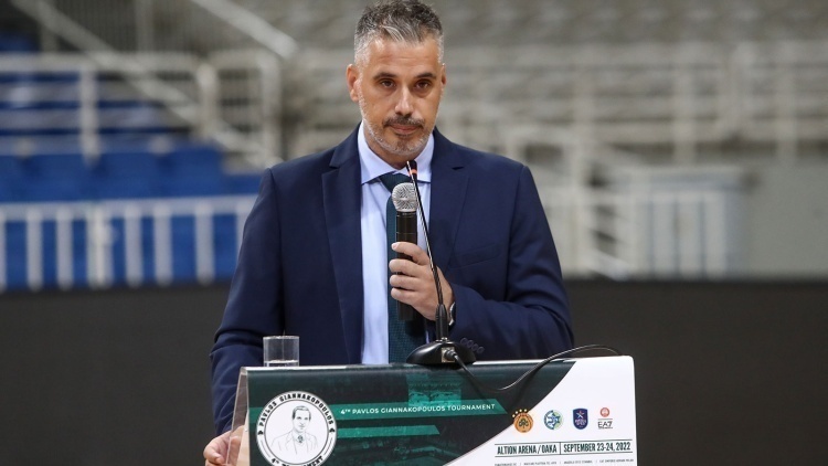 &Kappa;&omicron;&nu;&tau;ό&sigmaf;: &laquo;&Omicron; &Pi;&alpha;&nu;&alpha;&theta;&eta;&nu;&alpha;ϊ&kappa;ό&sigmaf; &epsilon;ί&nu;&alpha;&iota; &sigma;&alpha;&nu; &rho;&omicron;&kappa; &sigma;&upsilon;&gamma;&kappa;&rho;ό&tau;&eta;&mu;&alpha;, ό&chi;&iota; &mu;&pi;&alpha;&lambda;ά&nu;&tau;&alpha;, &theta;έ&lambda;&epsilon;&iota; έ&nu;&tau;&alpha;&sigma;&eta;&raquo;.
