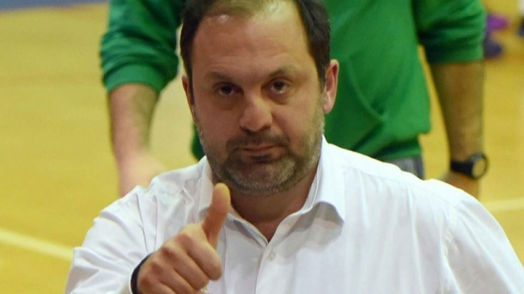 &Kappa;&omicron;&upsilon;&tau;&sigma;&omicron;&nu;&iota;&kappa;ό&lambda;&alpha;&sigmaf;: &laquo;&Omicron; &Pi;&alpha;&nu;&alpha;&theta;&eta;&nu;&alpha;ϊ&kappa;ό&sigmaf; &sigma;&upsilon;&nu;&delta;&upsilon;ά&zeta;&epsilon;&iota; &tau;&omicron; ό&nu;&omicron;&mu;ά &tau;&omicron;&upsilon;, &mu;&alpha;&theta;&alpha;ί&nu;&omicron;&nu;&tau;&alpha;&sigmaf; &sigma;&omega;&sigma;&tau;ά &tau;&omicron; &mu;&pi;ά&sigma;&kappa;&epsilon;&tau; &sigma;&tau;&alpha; &pi;&alpha;&iota;&delta;&iota;ά&raquo;