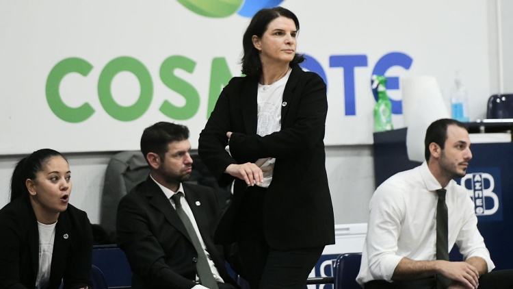 &Kappa;&alpha;&pi;&omicron;&gamma;&iota;ά&nu;&nu;&eta;: &laquo;&Kappa;ά&nu;&alpha;&mu;&epsilon; &kappa;&alpha;&lambda;ή &alpha;&rho;&chi;ή &alpha;&lambda;&lambda;ά &pi;&alpha;&rho;&alpha;&mu;έ&nu;&omicron;&upsilon;&mu;&epsilon; &pi;&rho;&omicron;&sigma;&gamma;&epsilon;&iota;&omega;&mu;έ&nu;&epsilon;&sigmaf;&raquo;