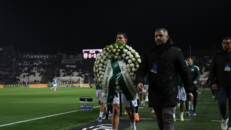 &Omicron; &Pi;&alpha;&nu;&alpha;&theta;&eta;&nu;&alpha;ϊ&kappa;ό&sigmaf; &kappa;&alpha;&tau;έ&theta;&epsilon;&sigma;&epsilon; &sigma;&tau;&epsilon;&phi;ά&nu;&iota; &sigma;&tau;&eta; &Theta;ύ&rho;&alpha; 4 &gamma;&iota;&alpha; &tau;&omicron;&upsilon;&sigmaf; &epsilon;&pi;&tau;ά &phi;ί&lambda;&omicron;&upsilon;&sigmaf; &tau;&omicron;&upsilon; &Pi;&Alpha;&Omicron;&Kappa;