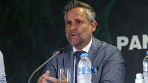&Rho;ό&kappa;&alpha;: &laquo;&Kappa;&omicron;&iota;&tau;ά&mu;&epsilon; &tau;&omicron;&nu; &Omicron;&pi;ά&zeta;&omicron; &kappa;&alpha;&iota; ά&lambda;&lambda;&omicron;&upsilon;&sigmaf; &pi;&alpha;ί&kappa;&tau;&epsilon;&sigmaf;&raquo;