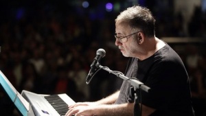 &Alpha;&lambda;&alpha;&phi;&omicron;ύ&zeta;&omicron;&sigmaf;: &laquo;&Eta; &Epsilon;&lambda;&lambda;ά&delta;&alpha; &kappa;&alpha;&iota; &eta; &omicron;&iota;&kappa;&omicron;&gamma;έ&nu;&epsilon;&iota;&alpha; &tau;&omicron;&upsilon; &Pi;&Alpha;&Omicron; &alpha;&pi;&omicron;&chi;&alpha;&iota;&rho;&epsilon;&tau;&omicron;ύ&nu; &tau;&omicron;&nu; &Theta;ά&nu;&omicron; &Mu;&iota;&kappa;&rho;&omicron;ύ&tau;&sigma;&iota;&kappa;&omicron;&raquo; (pic)