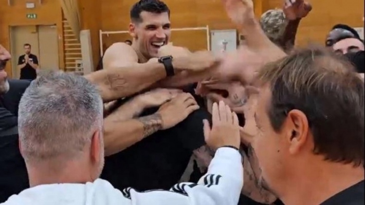 &Tau;&omicron; &alpha;&nu;&tau;ί&omicron; &tau;&omicron;&upsilon; &Alpha;&tau;&alpha;&mu;ά&nu; &sigma;&tau;&omicron;&nu; &Mu;&pi;&alpha;&lambda;&tau;&sigma;&epsilon;&rho;ό&phi;&sigma;&kappa;&iota; (vid)