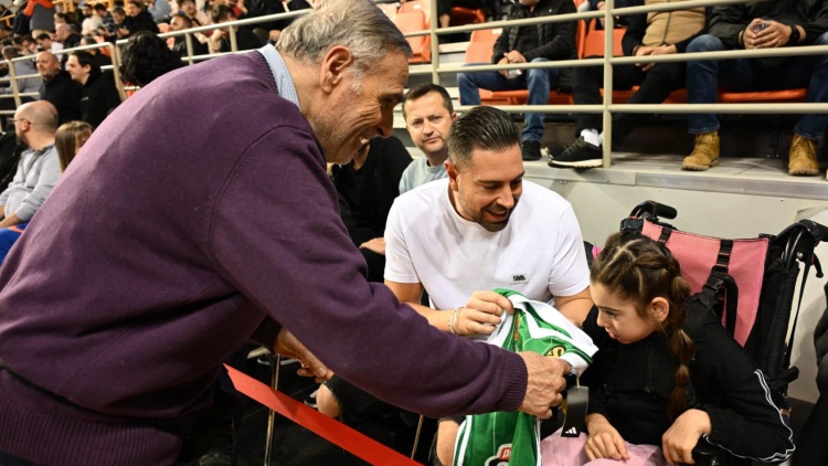 &Omicron; &Pi;&alpha;&nu;&alpha;&theta;&eta;&nu;&alpha;ϊ&kappa;ό&sigmaf; &chi;ά&rho;&iota;&sigma;&epsilon; &epsilon;&mu;&phi;ά&nu;&iota;&sigma;&eta; &sigma;&epsilon; &mu;ί&alpha; &mu;&iota;&kappa;&rho;ή &phi;ί&lambda;&eta; &pi;&omicron;&upsilon; &alpha;&nu;&tau;&iota;&mu;&epsilon;&tau;&omega;&pi;ί&zeta;&epsilon;&iota; &pi;&rho;ό&beta;&lambda;&eta;&mu;&alpha; &upsilon;&gamma;&epsilon;ί&alpha;&sigmaf; (pic)