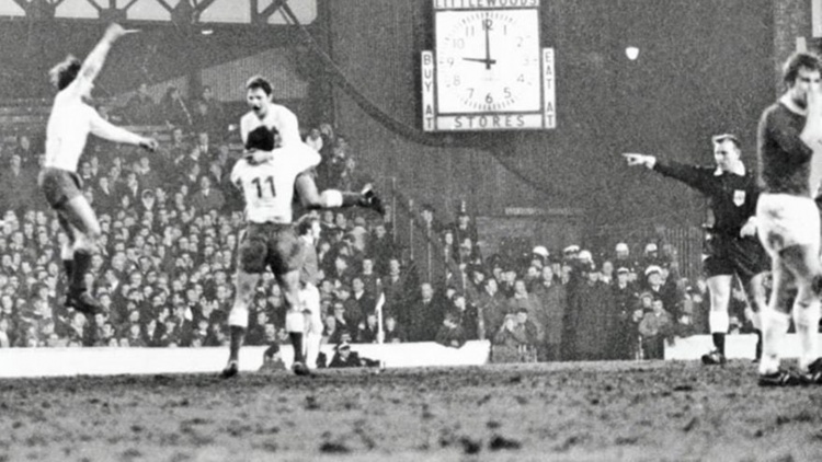 Έ&tau;&omicron;&sigmaf; Wembley: &Eta; &Pi;&Alpha;&Epsilon; &Pi;&alpha;&nu;&alpha;&theta;&eta;&nu;&alpha;ϊ&kappa;ό&sigmaf; &theta;&upsilon;&mu;ή&theta;&eta;&kappa;&epsilon; &tau;&omicron; 1-1 &mu;&epsilon; &tau;&eta;&nu; Έ&beta;&epsilon;&rho;&tau;&omicron;&nu; (pic)