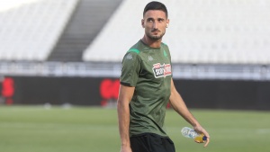 &laquo;&Mu;&iota;&lambda;ά&epsilon;&iota; &mu;&epsilon; &Epsilon;&rho;&upsilon;&theta;&rho;ό &Alpha;&sigma;&tau;έ&rho;&alpha; &omicron; &Mu;&alpha;&kappa;έ&nu;&tau;&alpha;&raquo;