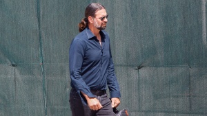 &Omicron; &Alpha;&lambda;&beta;έ&rho;&tau;&eta;&sigmaf; &pi;&rho;&omicron;&tau;ί&mu;&eta;&sigma;&epsilon; &tau;&alpha; &mu;&alpha;&lambda;&lambda;&iota;ά &tau;&omicron;&upsilon; &alpha;&pi;ό &tau;&eta;&nu; &pi;&rho;&omicron;&pi;&omicron;&nu;&eta;&tau;&iota;&kappa;ή!