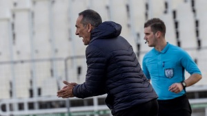 &Delta;ώ&nu;&eta;&sigmaf; &sigma;&tau;&omicron;&upsilon;&sigmaf; &pi;&alpha;ί&kappa;&tau;&epsilon;&sigmaf;: &laquo;Ά&lambda;&lambda;&epsilon;&sigmaf; &phi;&omicron;&rho;έ&sigmaf; &pi;&alpha;ί&zeta;&alpha;&mu;&epsilon; &kappa;&alpha;&lambda;ά &kappa;&alpha;&iota; &kappa;&lambda;&alpha;ί&gamma;&alpha;&mu;&epsilon;&raquo;