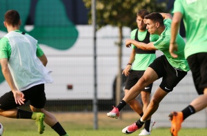 &Mu;&epsilon; &pi;&omicron;&lambda;&lambda;έ&sigmaf; &alpha;&pi;&omicron;&upsilon;&sigma;ί&epsilon;&sigmaf; &kappa;&alpha;&iota; &sigma;ή&mu;&epsilon;&rho;&alpha; &eta; &pi;&rho;&omicron;&pi;ό&nu;&eta;&sigma;&eta;