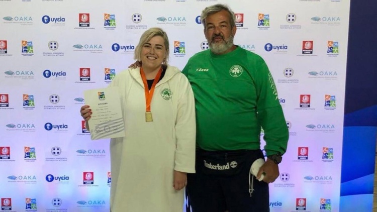 &Sigma;&tau;&eta;&nu; 8&eta; &theta;έ&sigma;&eta; &eta; &laquo;&pi;&rho;ά&sigma;&iota;&nu;&eta;&raquo; &kappa;&omicron;&lambda;ύ&mu;&beta;&eta;&sigma;&eta; &Alpha;&mu;&epsilon;&Alpha;