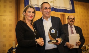 &Tau;&iota;&mu;ή&theta;&eta;&kappa;&epsilon; &omicron; &Gamma;. &Delta;ώ&nu;&eta;&sigmaf; &sigma;&tau;&eta;&nu; &kappa;&omicron;&pi;ή &pi;ί&tau;&alpha;&sigmaf; &tau;&eta;&sigmaf; &Epsilon;&Pi;&Sigma;&Alpha; (pic)