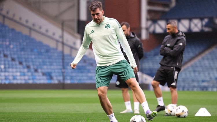 &Pi;ά&lambda;&iota; &pi;&rho;&omega;&tau;&omicron;&sigma;έ&lambda;&iota;&delta;&omicron; &sigma;&tau;&eta;&nu; &laquo;A Bola&raquo; &omicron; &Iota;&omega;&alpha;&nu;&nu;ί&delta;&eta;&sigmaf; &pi;&omicron;&upsilon;... &laquo;&Theta;έ&lambda;&epsilon;&iota; &mu;ό&nu;&omicron; &Sigma;&pi;ό&rho;&tau;&iota;&nu;&gamma;&kappa;&raquo; (pic)