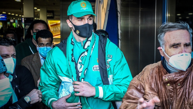 &Omicron; &Phi;ώ&tau;&eta;&sigmaf; &Kappa;&alpha;&tau;&sigma;&iota;&kappa;ά&rho;&eta;&sigmaf; &alpha;&nu;&alpha;&lambda;ύ&epsilon;&iota; &tau;&omicron;&nu; &Mu;ά&rho;&iota;&omicron; &Chi;&epsilon;&zeta;ό&nu;&iota;&alpha;