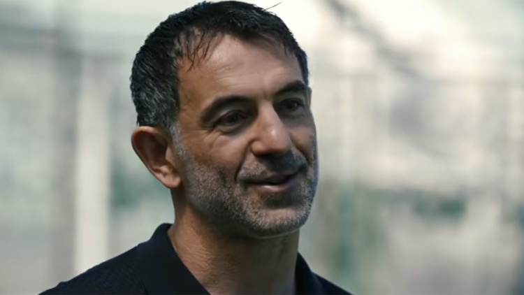 &Kappa;&alpha;&rho;&alpha;&gamma;&kappa;&omicron;ύ&nu;&eta;&sigmaf;: &laquo;Έ&chi;&omega; &zeta;ή&sigma;&epsilon;&iota; &Mu;&epsilon;ά&tau;&sigma;&alpha; &kappa;&alpha;&iota; &Nu;&tau;&alpha; &Lambda;&omicron;&upsilon;&zeta;, &alpha;&lambda;&lambda;ά &eta; &epsilon;&nu;έ&rho;&gamma;&epsilon;&iota;&alpha; &tau;&eta;&sigmaf; &Lambda;&epsilon;&omega;&phi;ό&rho;&omicron;&upsilon; &epsilon;ί&nu;&alpha;&iota; ό,&tau;&iota; &kappa;&alpha;&lambda;ύ&tau;&epsilon;&rho;&omicron;&raquo; (vid)