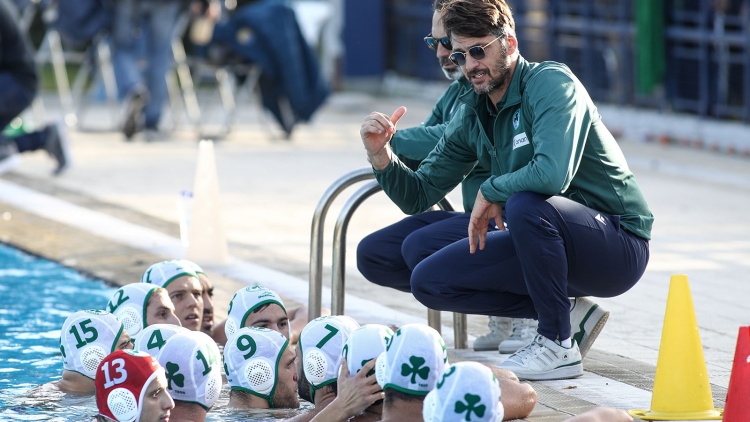 &Mu;ά&zeta;&eta;&sigmaf;: &laquo;&Omicron;&iota; &pi;&alpha;ί&kappa;&tau;&epsilon;&sigmaf; &mu;&omicron;&upsilon; &pi;&alpha;ί&xi;&alpha;&nu;&epsilon; &sigma;&alpha;&nu; &lambda;&iota;&omicron;&nu;&tau;ά&rho;&iota;&alpha;&raquo;