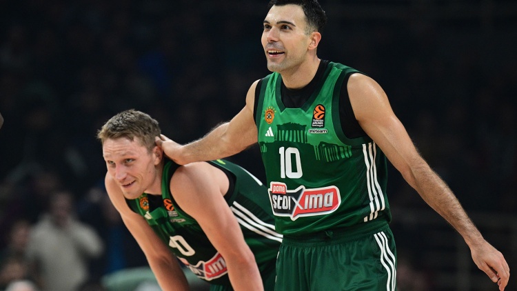 &Pi;&alpha;&rho;&alpha;&mu;έ&nu;&epsilon;&iota; &sigma;&tau;&eta;&nu; 4&eta; &theta;έ&sigma;&eta; &tau;&eta;&sigmaf; Euroleague o &Pi;&alpha;&nu;&alpha;&theta;&eta;&nu;&alpha;ϊ&kappa;ό&sigmaf;