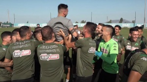 &Pi;&alpha;&nu;&alpha;&theta;&eta;&nu;&alpha;ϊ&kappa;ό&sigmaf;: &laquo;&Epsilon;&iota;&sigmaf; &tau;&omicron; &epsilon;&pi;&alpha;&nu;&iota;&delta;&epsilon;ί&nu; &Chi;&rho;ή&sigma;&tau;&omicron;!&raquo; (vid)