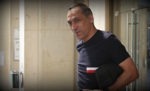 &Kappa;&lambda;&epsilon;ί&nu;&epsilon;&iota; &omicron; &Delta;ώ&nu;&eta;&sigmaf;, &alpha;&upsilon;&tau;ά &zeta;ή&tau;&eta;&sigma;&epsilon; &sigma;&tau;&omicron;&nu; &Pi;&iota;&epsilon;&mu;&pi;&omicron;&nu;&gamma;&kappa;&sigma;ά&nu;&tau;