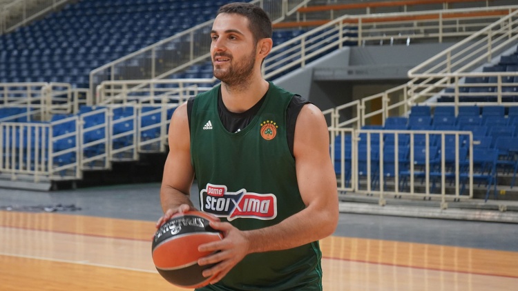 &Pi;&alpha;&pi;&alpha;&pi;έ&tau;&rho;&omicron;&upsilon;: &laquo;&Eta; &omicron;&mu;ά&delta;&alpha; έ&chi;&epsilon;&iota; &tau;&alpha; &pi;ά&nu;&tau;&alpha; - &Theta;έ&lambda;&omicron;&upsilon;&mu;&epsilon; &tau;&omicron;&nu; &kappa;ό&sigma;&mu;&omicron; &delta;ί&pi;&lambda;&alpha; &mu;&alpha;&sigmaf;&raquo; (vid)