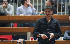 &Gamma;&iota;&alpha;&nu;&nu;&alpha;&kappa;ό&pi;&omicron;&upsilon;&lambda;&omicron;&sigmaf;: &laquo;&Theta;&alpha; &pi;&rho;έ&pi;&epsilon;&iota; &nu;&alpha; &pi;&alpha;ί&xi;&omicron;&upsilon;&mu;&epsilon; &pi;&omicron;&lambda;ύ &kappa;&alpha;&lambda;ύ&tau;&epsilon;&rho;&alpha; &alpha;&pi;ό &tau;&eta;&nu; &Rho;&epsilon;ά&lambda; &gamma;&iota;&alpha;...&raquo;