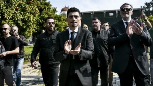 &Gamma;&iota;&alpha;&nu;&nu;&alpha;&kappa;ό&pi;&omicron;&upsilon;&lambda;&omicron;&sigmaf;: &laquo;&Tau;ώ&rho;&alpha; &omicron; &Theta;&alpha;&nu;ά&sigma;&eta;&sigmaf; &epsilon;ί&nu;&alpha;&iota; &delta;ί&pi;&lambda;&alpha; &sigma;&tau;&omicron;&nu; &Pi;&alpha;ύ&lambda;&omicron;&raquo;