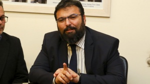 &Beta;&alpha;&sigma;&iota;&lambda;&epsilon;&iota;ά&delta;&eta;&sigmaf;: &laquo;&Kappa;&omicron;&nu;&tau;ά &sigma;&epsilon; &lambda;ύ&sigma;&eta; &alpha;&nu;&tau;ά&xi;&iota;&alpha; &tau;&eta;&sigmaf; &iota;&sigma;&tau;&omicron;&rho;ί&alpha;&sigmaf; &tau;&omicron;&upsilon; &Pi;&alpha;&nu;&alpha;&theta;&eta;&nu;&alpha;ϊ&kappa;&omicron;ύ&raquo;