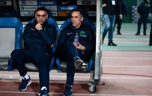 &Delta;ώ&nu;&eta;&sigmaf;: &laquo;&Epsilon;&mu;&epsilon;ί&sigmaf; &tau;&eta; &delta;&omicron;&upsilon;&lambda;&epsilon;&iota;ά &mu;&alpha;&sigmaf;&raquo;